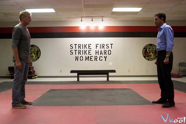 Xem Phim Võ Quán Karate Cobra Kai - Cobra Kai Season 1 - Vkool.TV - Ảnh 4